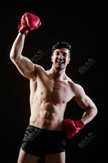胜利的拳击运动员图片