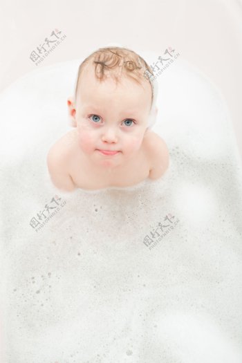 浴缸里沐浴的可爱宝宝图片