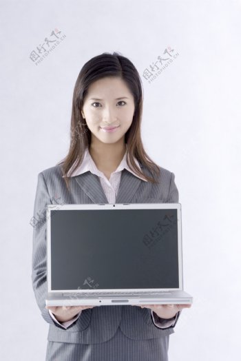 拿着笔记本电脑的长头发女孩图片图片