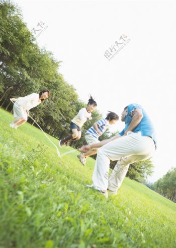 草坪上跳绳的一家人图片