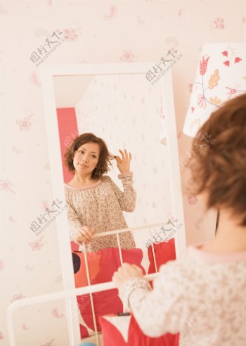 可爱女生照镜子图片