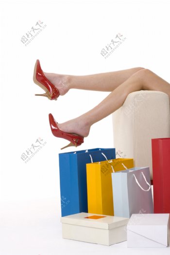 购物女性腿部与手提袋图片