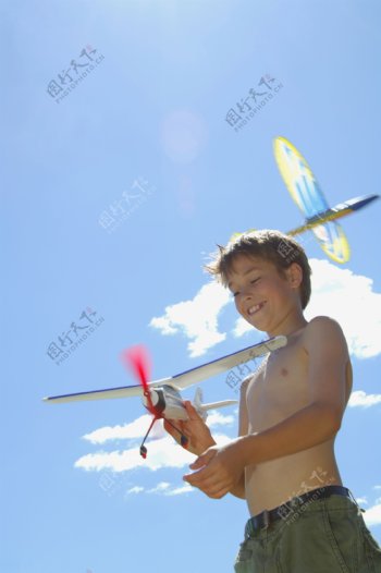 玩飞机的小男孩图片