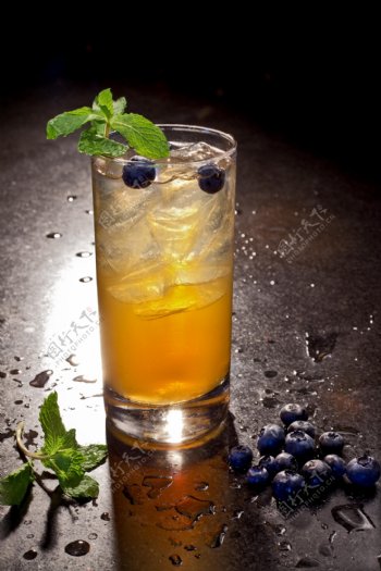 鸡尾酒与蓝莓