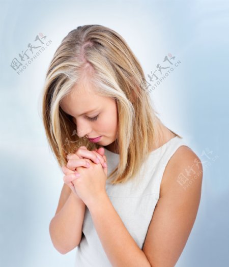 正在祈祷的美女图片