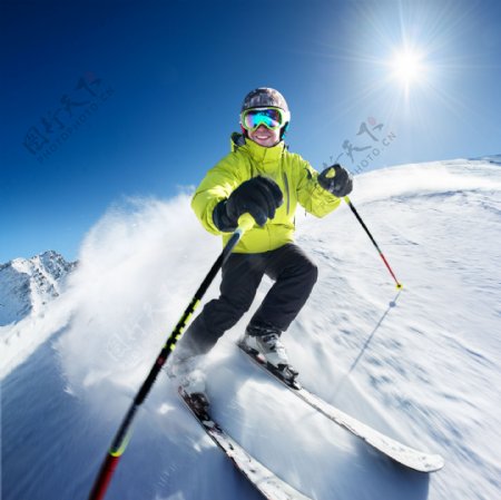 滑雪中的人物图片