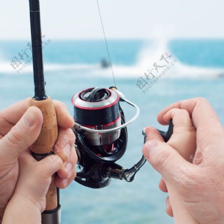 钓鱼鱼竿上的父子手图片