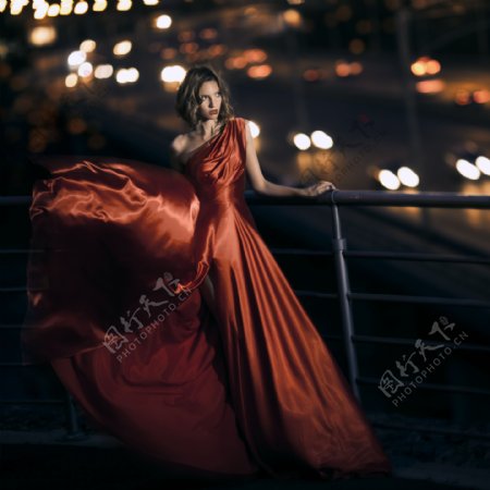 红色礼服美女模特图片