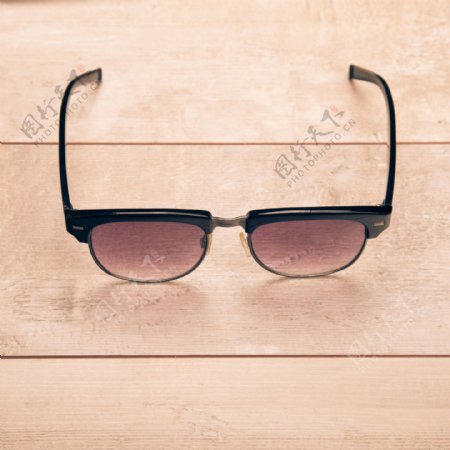 木板上的眼镜图片