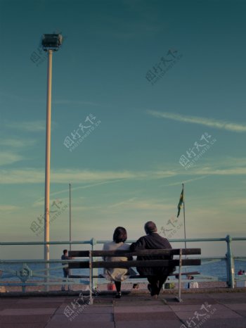 一个高级的夫妇坐在靠海和沙滩席