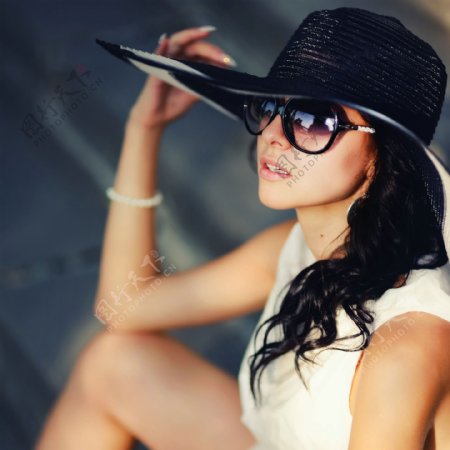 戴太阳镜的时尚女人图片