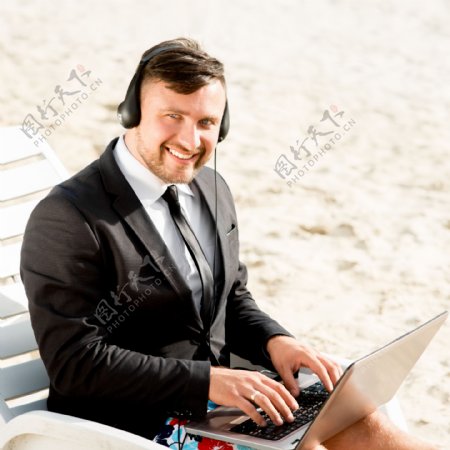 笔记本上网的商务男人图片