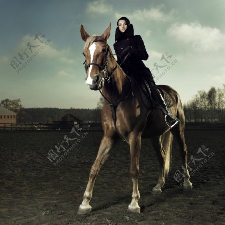 骑马的西方女性图片