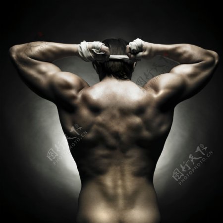 展示背部肌肉的男人图片