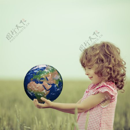 双手捧着地球的小女孩图片