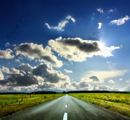蓝天白云下的马路风景图片