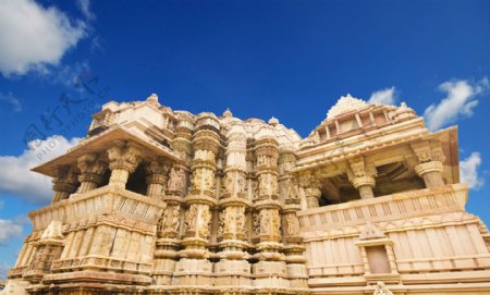 蓝天白云下的印度庙宇图片