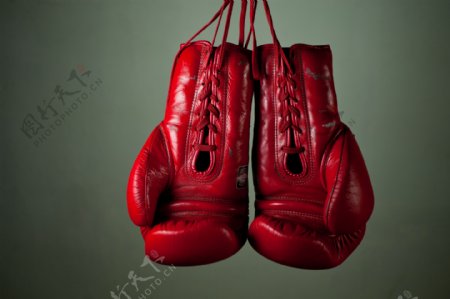 一副红色拳击手套图片