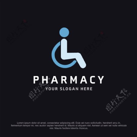 一个坐在轮椅上的人的药房标志