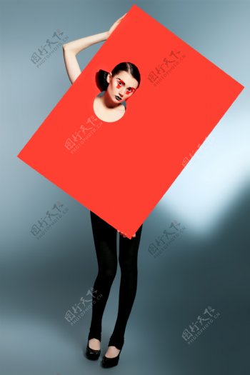 红色纸卡与性感女人图片