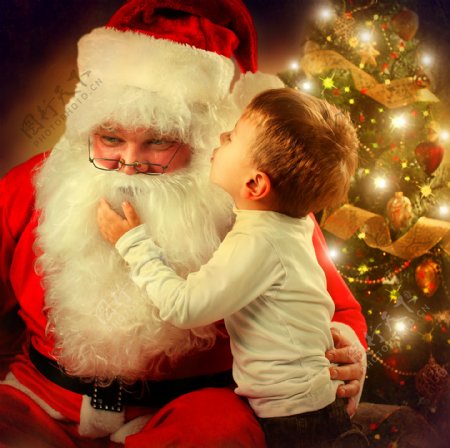 和圣诞老人说悄悄话的男孩图片