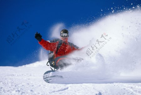 男人滑雪飞越PSD素材图片