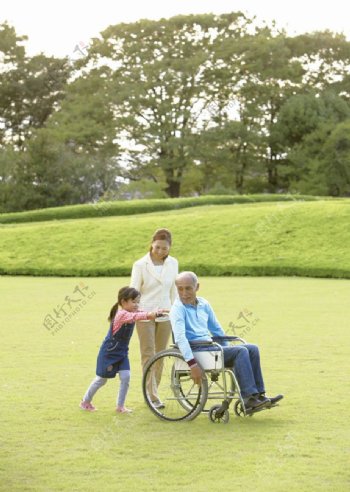 幸福轮椅老人生活照图片