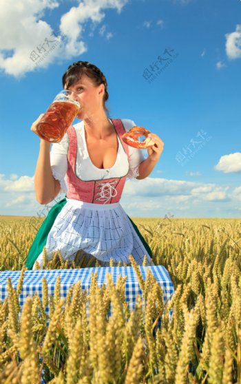 麦田里喝啤酒的性感美女图片