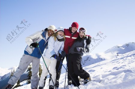 滑雪的外国男女图片