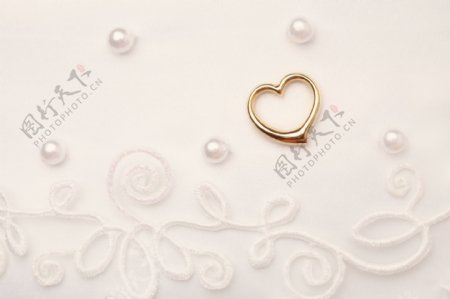 珍珠与结婚戒指图片