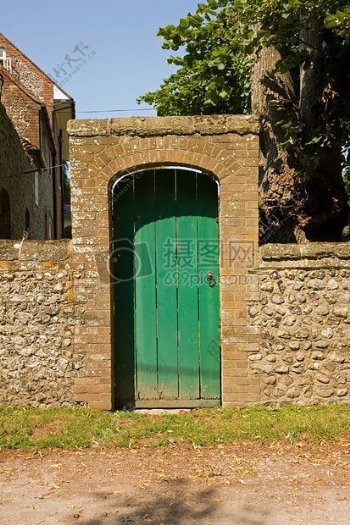 一个绿色的小门