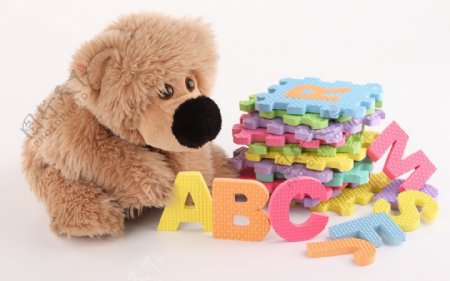 毛绒小熊与泡沫字母图片