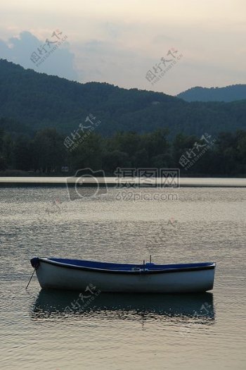 平静湖面的扁舟