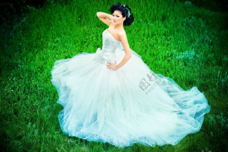 草地上的漂亮新娘图片
