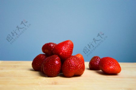 桌子上的草莓高清图