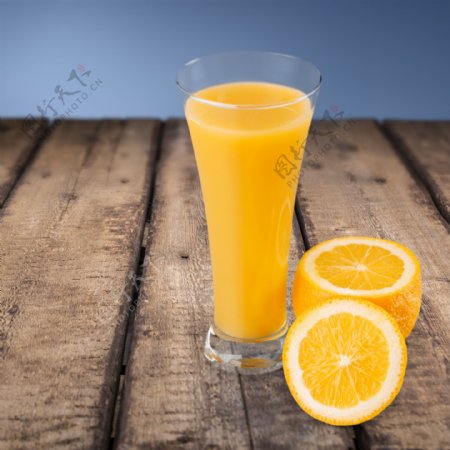 木板上的橙汁和橙子图片