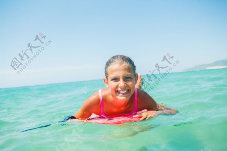 正在游泳的女孩图片