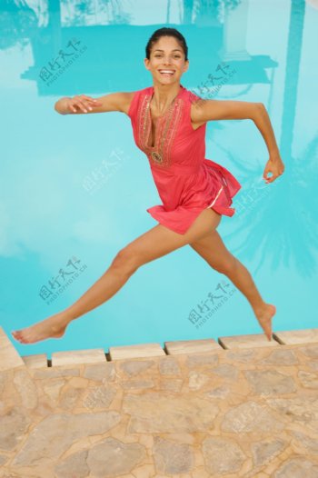 泳池边跳跃的美女图片