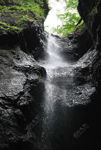 山间溪流里的瀑布