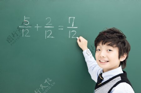 在黑板上计算数学题的可爱男生图片
