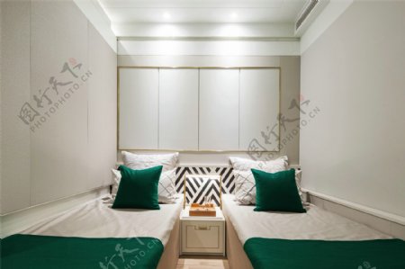 现代简约卧室双人床背景墙设计图