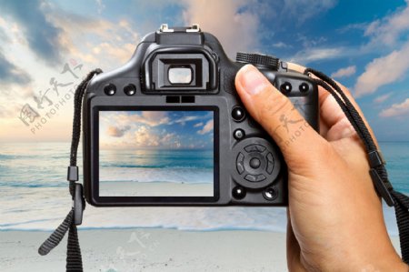 单反相机拍海滩风景图片