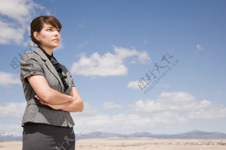 沙漠中职业女性图片