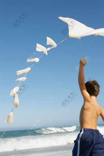 在海边防风筝的孩子图片