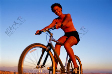 骑单车的人物摄影图片