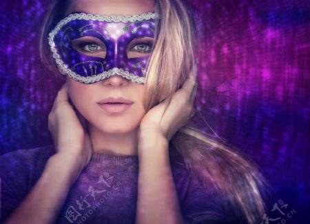 戴紫色面具的女人图片