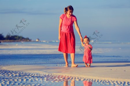 海滩散步的母女图片