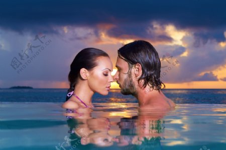 泳池浪漫情侣图片