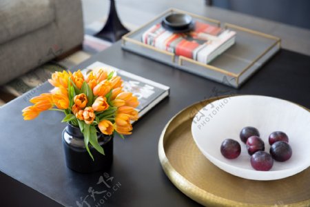 客厅茶桌上的水果花束书本图片