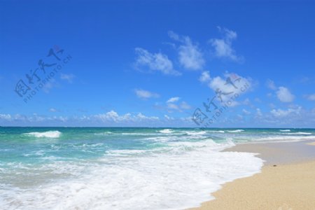 蓝天沙滩风景摄影图片